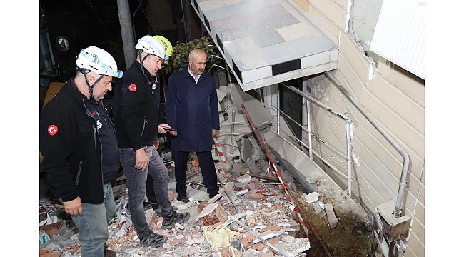 Başkan Büyükgöz enkaz bölgesinden bir an olsun ayrılmıyor!