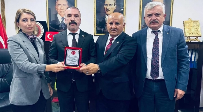 Sahada örnek oldu, MHP İl Başkanlığı’ndan ödül aldı!