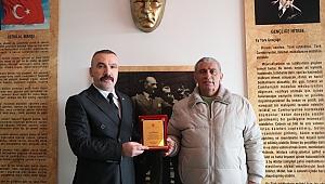 Binlerce Türk Bayrağımızı dağıtan iş insanına Başkan Turhan’dan plaket!