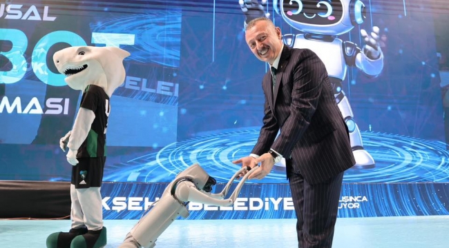 Büyükakın, robot yarışmasına katıldı, Kocaelisporlu futbolcularla maç yaptı!