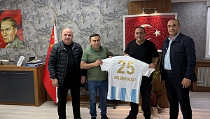 Dadaşlar Adil Müdüre şampiyonluk formasını hediye etti! 