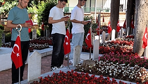 Kocaeli’nde 15 Temmuz öncesi şehitlikte anlamlı buluşma
